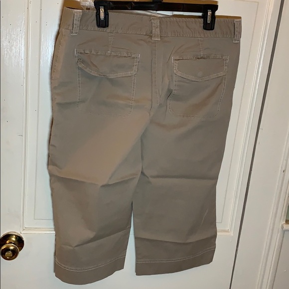 Women’s Eddie Bauer tan/Khaki Capri size 14 - Picture 5 of 7